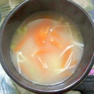 えのきとにんじんと白菜の味噌汁